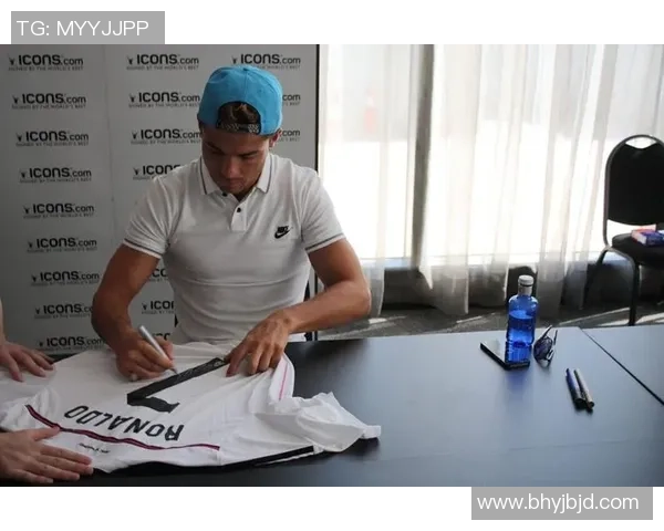 C罗足球明星签名正版收藏品热销让你拥有传奇球星的亲笔签名