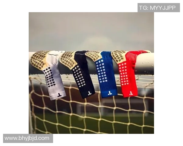 折足球袜的多功能性与时尚搭配技巧解析 折足球袜的多功能性与时尚搭配技巧解析