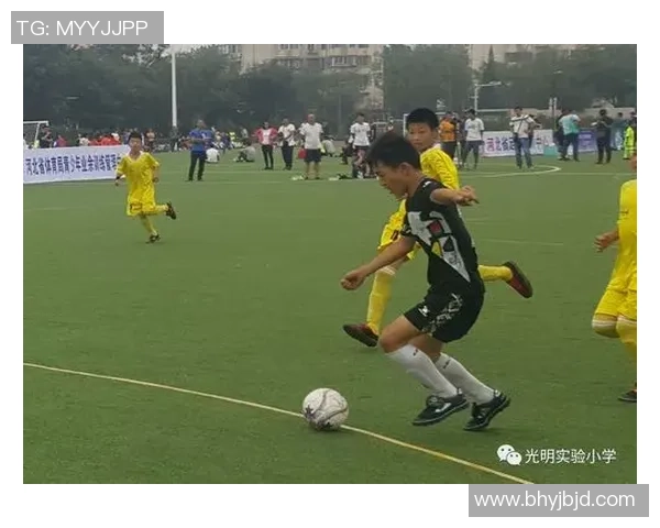 小学生花样足球表演展现青春活力与团队精神的精彩瞬间