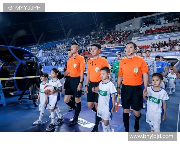 足球球童的职责与日常工作内容详解及其在比赛中的重要性 足球球童的职责与日常工作内容详解及其在比赛中的重要性